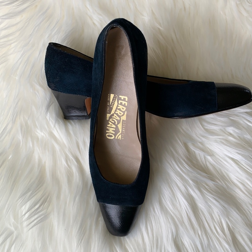 Salvatore Ferragamo Navy Leather and Suede Pumps Size 7.5 AAA